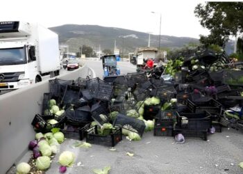 O οδηγός της νταλίκας με τα λάχανα που ανετράπη στη λεωφόρο Αθηνών είχε ντεραπάρει πριν δύο χρόνια και στον Κηφισό με πορτοκάλια