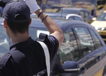 37χρονη οδηγός στη Θεσσαλονίκη αγνόησε τις υποδείξεις τροχονόμου και τον πάτησε στο πόδι