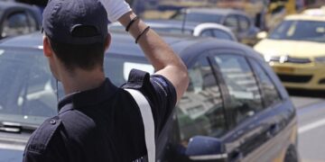 37χρονη οδηγός στη Θεσσαλονίκη αγνόησε τις υποδείξεις τροχονόμου και τον πάτησε στο πόδι