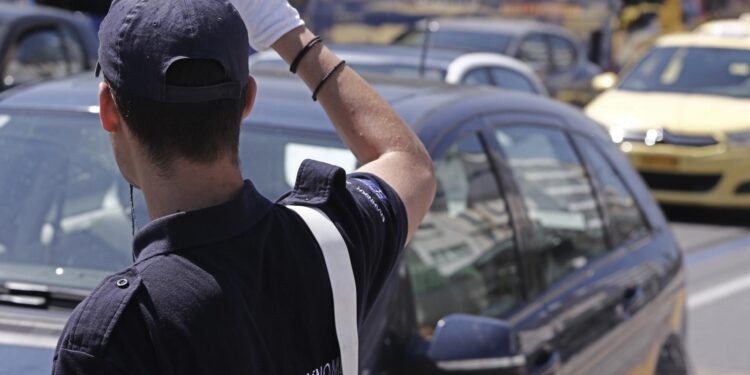 37χρονη οδηγός στη Θεσσαλονίκη αγνόησε τις υποδείξεις τροχονόμου και τον πάτησε στο πόδι