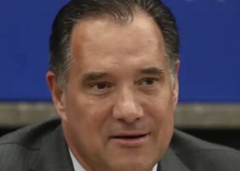 Χαμός με τον Άδωνι Γεωργιάδη: Έκανε μεταμόσχευση μαλλιών και μοιάζει 10 χρόνια νεότερος