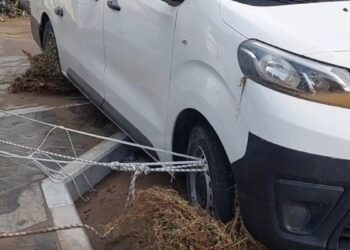 Alldaynews.gr Κακοκαιρία: Ιδιοκτήτης φορτηγού, έδεσε το όχημά του με σχοινιά για να μην το «πάρει» το νερό