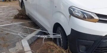 Alldaynews.gr Κακοκαιρία: Ιδιοκτήτης φορτηγού, έδεσε το όχημά του με σχοινιά για να μην το «πάρει» το νερό