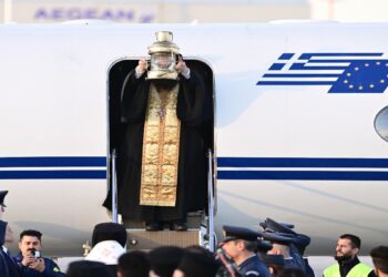 Το Άγιο Φως έφτασε στην Αθήνα και ταξιδεύει σε όλη την Ελλάδα