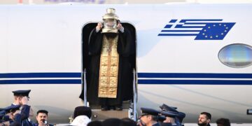 Το Άγιο Φως έφτασε στην Αθήνα και ταξιδεύει σε όλη την Ελλάδα