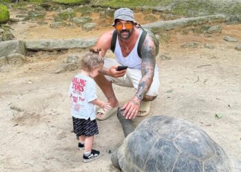 Alldaynews.gr O Δημήτρης Αλεξάνδρου ξεναγεί τον γιο του στο νέο του σπίτι – Η αντίδραση του Πάρη όταν μπαίνει στο δωμάτιό του