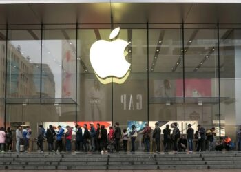 Η τιμή του iPhone μετά τις ανατιμήσεις του Ντόναλντ Τραμπ: «Θα φτάσει τα 2.100 ευρώ;»