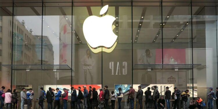 Η τιμή του iPhone μετά τις ανατιμήσεις του Ντόναλντ Τραμπ: «Θα φτάσει τα 2.100 ευρώ;»