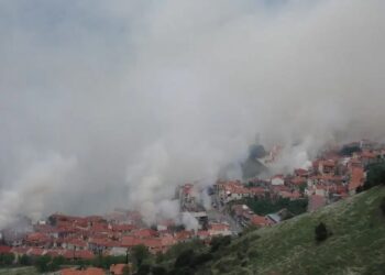 Η Αράχωβα «πνίγηκε» στους καπνούς από το ψήσιμο των αρνιών – Δείτε εντυπωσιακές εικόνες