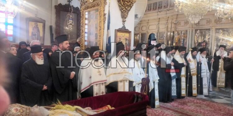 Alldaynews.gr Δάκρυα συγκίνησης: Πιστοί και κλήρος αποχαιρέτησαν τον ποιμενάρχη τους – «Κατάφερε να γίνει ο Δαμασκηνός όλων» (video)