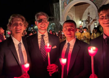 Alldaynews.gr Παύλος Ντε Γκρες: Οι ευχές και η σπάνια φωτογραφία με τους γιους του από το βράδυ της Ανάστασης σε ορθόδοξη εκκλησία της Αμερικής