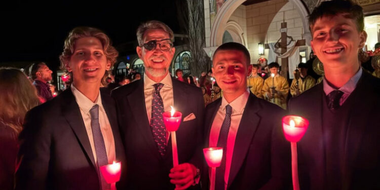 Alldaynews.gr Παύλος Ντε Γκρες: Οι ευχές και η σπάνια φωτογραφία με τους γιους του από το βράδυ της Ανάστασης σε ορθόδοξη εκκλησία της Αμερικής