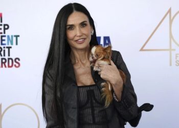 H Demi Moore εμφανίστηκε με ένα μακρύ καρέ και έδειξε καμια εικοσαριά χρόνια νεότερη