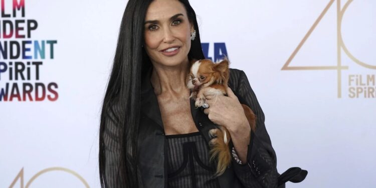 Alldaynews.gr H Demi Moore εμφανίστηκε με ένα μακρύ καρέ και έδειξε καμια εικοσαριά χρόνια νεότερη