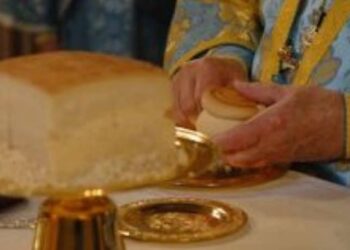 Σκηνές που προκαλούν δέος – Δείτε τι έκανε ένας ιερέας όταν έπεσε το Ιερό Δισκοπότηρο