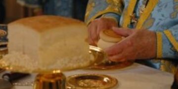 Σκηνές που προκαλούν δέος – Δείτε τι έκανε ένας ιερέας όταν έπεσε το Ιερό Δισκοπότηρο