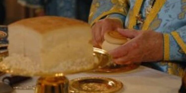 Σκηνές που προκαλούν δέος – Δείτε τι έκανε ένας ιερέας όταν έπεσε το Ιερό Δισκοπότηρο