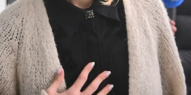 Alldaynews.gr Οδηγός παρέσυρε πασίγνωστη Ελληνίδα ηθοποιό με το αυτοκίνητό του και την εγκατέλειψε: «Η ανθρωπιά είναι πολύτιμη και σπάνια»