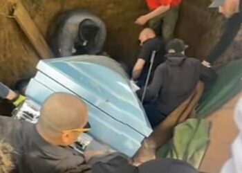 Οικογένεια έπεσε σε τάφο κατά την διάρκεια κηδείας – Ο γιος του νεκρού παγιδεύτηκε κάτω από το φέρετρο