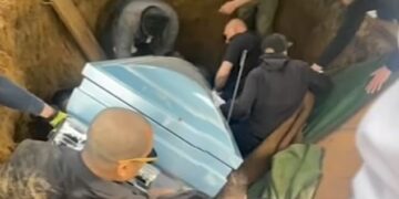 Alldaynews.gr Οικογένεια έπεσε σε τάφο κατά την διάρκεια κηδείας – Ο γιος του νεκρού παγιδεύτηκε κάτω από το φέρετρο