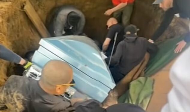 Alldaynews.gr Οικογένεια έπεσε σε τάφο κατά την διάρκεια κηδείας – Ο γιος του νεκρού παγιδεύτηκε κάτω από το φέρετρο