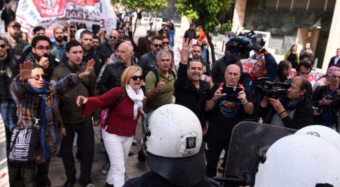 Alldaynews.gr Οργή με την απόφαση της κυβέρνησης να δίνει το επίδομα ανεργίας των εκπαιδευτικών με προπληρωμένη κάρτα