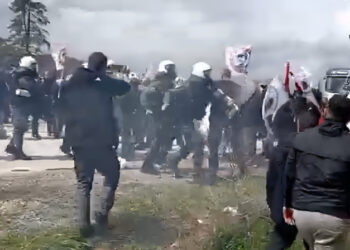 Alldaynews.gr Άγριο ξύλο και χρήση δακρυγόνων μεταξύ ΜΑΤ και διαδηλωτών κατά την επίσκεψη Μητσοτάκη στην Κοζάνη