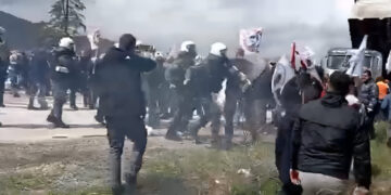 Alldaynews.gr Άγριο ξύλο και χρήση δακρυγόνων μεταξύ ΜΑΤ και διαδηλωτών κατά την επίσκεψη Μητσοτάκη στην Κοζάνη