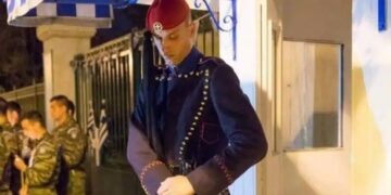 Alldaynews.gr Η μοναδική μέρα η σημερινή που ο Εύζωνας σκύβει το κεφάλι και γυρνάει το όπλο ανάποδα