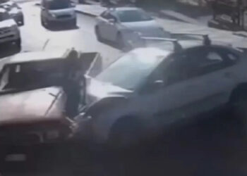 Τρομακτικό τροχαίο: Μπήκε ανάποδα σε πλατεία και συγκρούστηκε με αγροτικό – Νεκρή η σύζυγός του