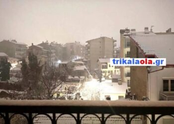 Ξεκίνησε ο χιονιάς: Χιονίζει ακόμα και μέσα στην πόλη – Κλειστά τα σχολεία τη Δευτέρα σε Φλώρινα, Αμύνταιο και Πρέσπα