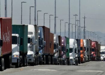 Ο Τραμπ υπέγραψε εκτελεστικό διάταγμα που υποχρεώνει τους οδηγούς φορτηγών να μιλούν καλά αγγλικά