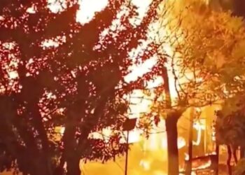 Κάηκε ολοσχερώς το λεωφορείο που πήρε φωτιά – Οι φλόγες επεκτάθηκαν σε στάση