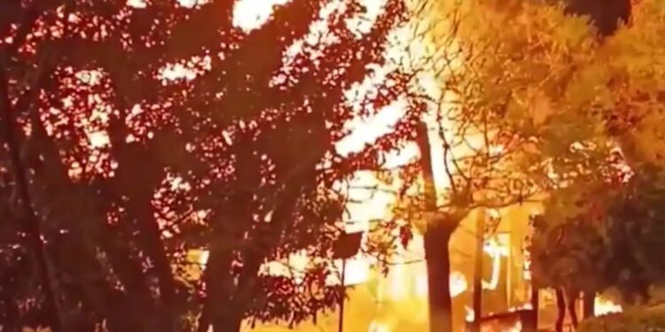 Κάηκε ολοσχερώς το λεωφορείο που πήρε φωτιά – Οι φλόγες επεκτάθηκαν σε στάση