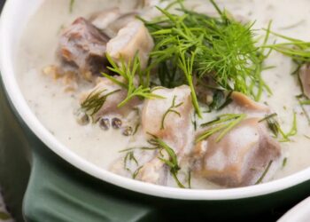 Μαγειρίτσα με κοτόπουλο: Συνταγή για τη light εκδοχή