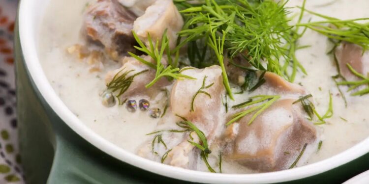 Μαγειρίτσα με κοτόπουλο: Συνταγή για τη light εκδοχή