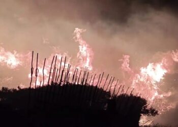 Φωτιά στην Κερατέα, πνέουν ισχυροί άνεμοι στην περιοχή