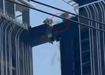 Η συγκλονιστική στιγμή που πατέρας πηδά πάνω από κενό 183 μέτρων σε γέφυρα που καταρρέει για να σώσει την οικογένειά του