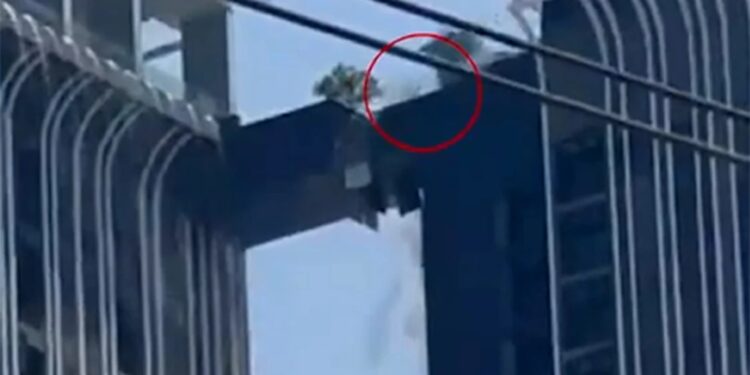 Alldaynews.gr Η συγκλονιστική στιγμή που πατέρας πηδά πάνω από κενό 183 μέτρων σε γέφυρα που καταρρέει για να σώσει την οικογένειά του