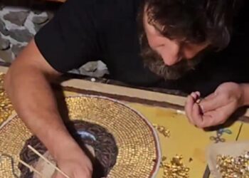 Αλέξης Γεωργούλης: Φτιάχνει αγιογραφίες με τον πιο περίεργο τρόπο (video)