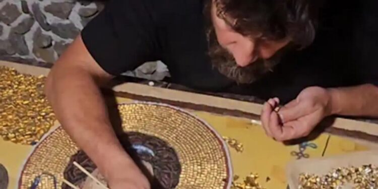 Αλέξης Γεωργούλης: Φτιάχνει αγιογραφίες με τον πιο περίεργο τρόπο (video)