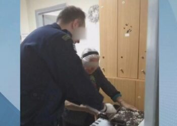 Γιαγιά χτύπησε με παντόφλα την εγγονή της και κινδυνεύει με εγκλεισμό: «Θα πάω φυλακή στα 80 μου;» (video)