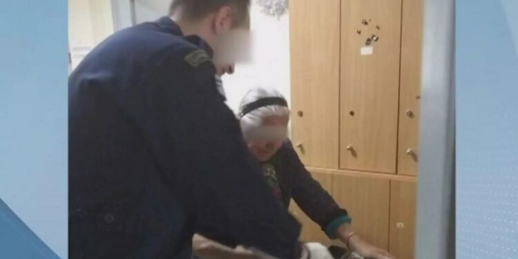 Γιαγιά χτύπησε με παντόφλα την εγγονή της και κινδυνεύει με εγκλεισμό: «Θα πάω φυλακή στα 80 μου;» (video)