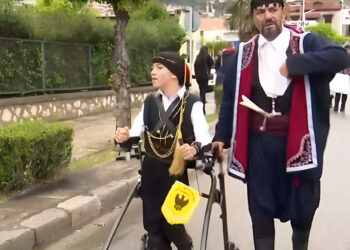 Ο μικρός Γιάννης Παπαστεφανάκης στάθηκε για πρώτη φορά όρθιος και συμμετείχε σε παρέλαση στην Άμφισσα