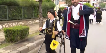 Alldaynews.gr Ο μικρός Γιάννης Παπαστεφανάκης στάθηκε για πρώτη φορά όρθιος και συμμετείχε σε παρέλαση στην Άμφισσα