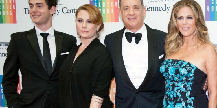 Η κόρη του Τομ Χανκς ξεσκεπάζει τα σκοτεινά παιδικά της χρόνια: «Βία, στέρηση και χαλασμένο φαγητό»