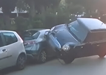 Alldaynews.gr Απίστευτο τροχαίο: Ηλικιωμένη οδηγός κατέληξε με το όχημά της πάνω σε σταθμευμένο αυτοκίνητο