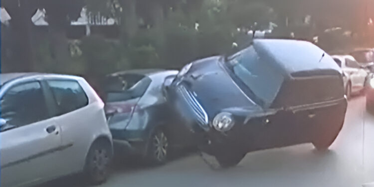 Alldaynews.gr Απίστευτο τροχαίο: Ηλικιωμένη οδηγός κατέληξε με το όχημά της πάνω σε σταθμευμένο αυτοκίνητο
