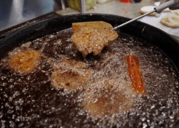 Eστιατόριο τηγανίζει μπιφτέκια στο ίδιο λάδι εδώ και εκατό χρόνια