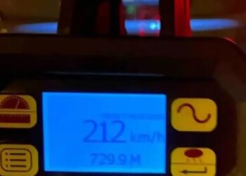 Έπιασαν 55χρονο οδηγό που έτρεχε με 212 χιλιόμετρα την ώρα – Είχε 2 ανήλικα παιδιά μέσα στο αυτοκίνητο (video)